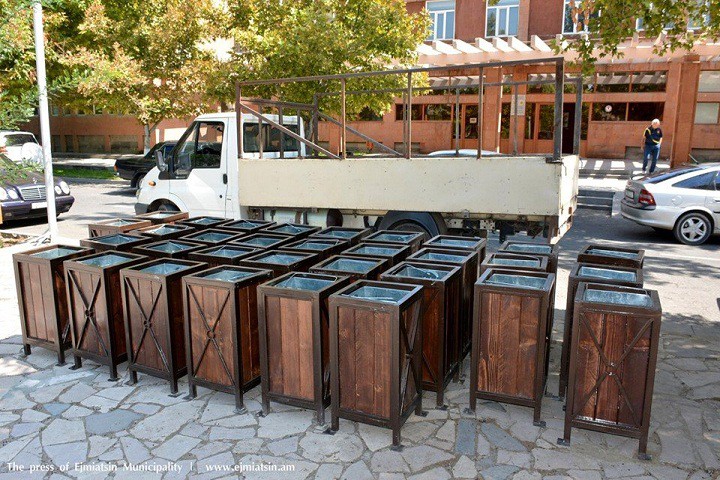 NEW GARBAGE CANS WERE INSTALLED IN THE STREETS AND PARKS OF EJMIATSIN