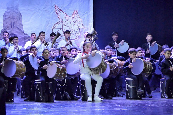 THE STUDENTS OF YOUTH CREATIVE CENTRE HELD A CHARITY CONCERT IN EJMIATSIN
