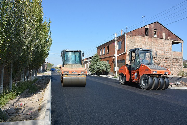THE ASPHALTING WORKS IN ARAM MANUKYAN 1ST DISTRICT ARE UNDERWAY