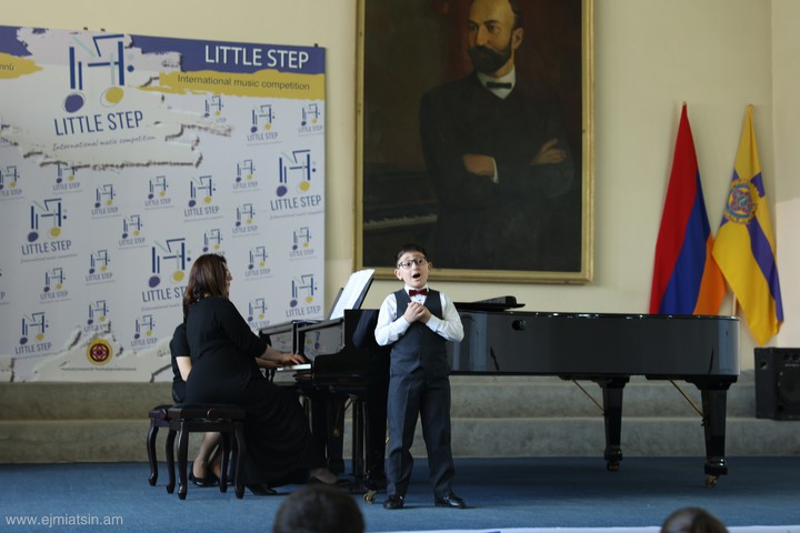 Մեկնարկեց «Փոքրիկ-քայլ» մանկապատանեկան երաժշտական միջազգային մրցույթ-փառատոնը