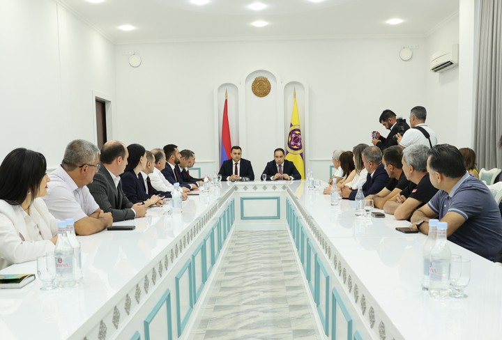 ՏԿԵ նախարարը համայնքապետարանի աշխատակազմին է ներկայացրել Վաղարշապատ համայնքի ղեկավարի պաշտոնակատար Արգիշտի Մեխակյանին