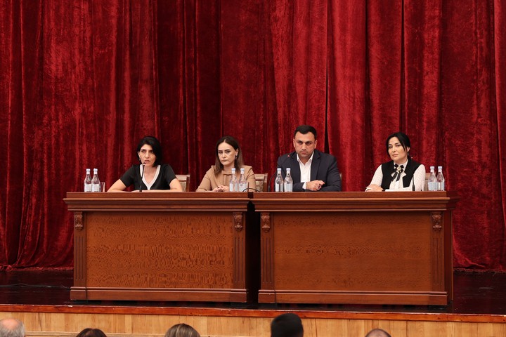 Այսօր Էջմիածնի մշակույթի պալատի հանդիսությունների դահլիճում Վաղարշապատ համայնքի ղեկավարի պաշտոնակատար Արգիշտի Մեխակյանը հանդիպում ունեցավ Լեռնային Ղարաբաղից բռնի տեղահանված մեր հայրենակիցների հետ։