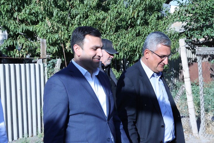 Երեկ Վաղարշապատ համայնքի ղեկավարի պաշտոնակատար Արգիշտի Մեխակյանը շրջայց կատարեց Ոսկեհատ բնակավայրում և հանդիպեց բնակիչների հետ