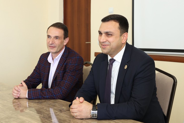 Վաղարշապատ համայնքի ղեկավարի պաշտոնակատար Արգիշտի Մեխակյանը հանդիպում ունեցավ «Էջմիածին» բժշկական կենտրոնի աշխատակիցների հետ